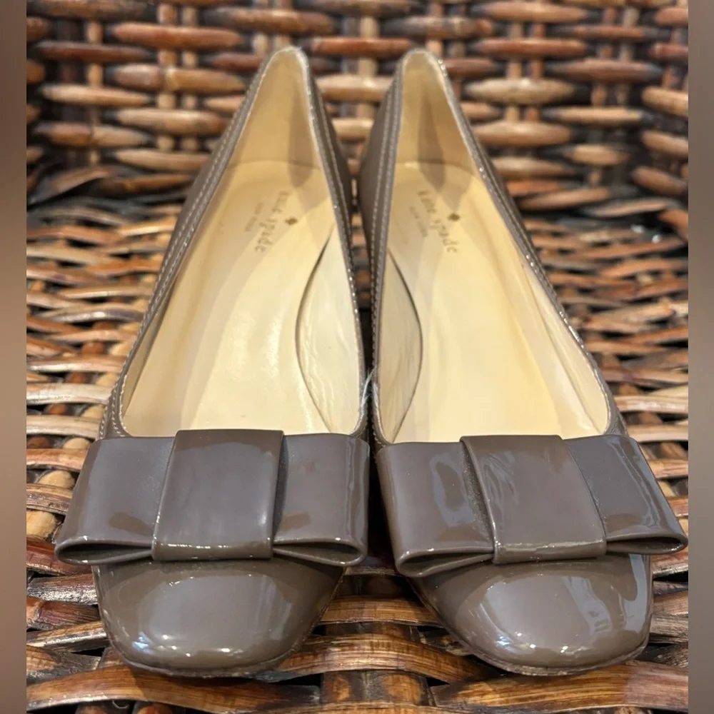 kate spade Taupe Patent Block Heel Pumps with Bow in size 8.5